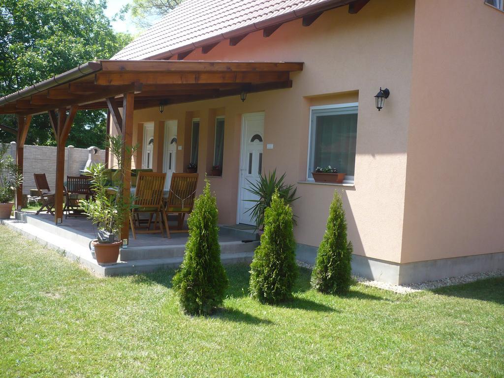 Eszter Apartmanhaz Hajduszoboszlo Exterior photo